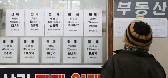 지난달 20일을 기해 12·16 부동산 대책 중 전세대출 규제방안이 시행됐다. 핵심은 시가 9억원을 초과하는 고가주택과 전세대출이 양립 불가하다는 것이다. 전세대출 대책 세부 내용을 보면 이날부터 시가 9억원을 넘는 고가주택 보유자가 SGI서울보증의 전세대출보증을 받을 수 없다. 사진은 서울 시내의 부동산 중개업소 모습.<연합뉴스>